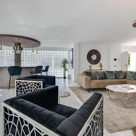 Tropical 4 Bdrm In Prime Location W Jacuzzi Apartment