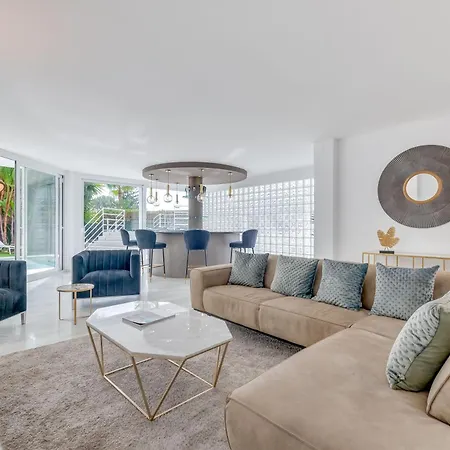 Tropical 4 Bdrm In Prime Location W Jacuzzi Apartment