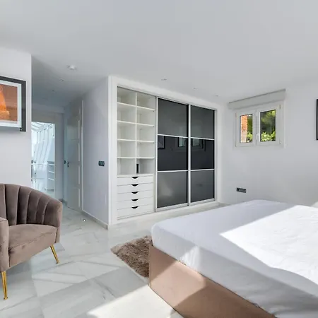 Tropical 4 Bdrm In Prime Location W Jacuzzi Apartment Marbella