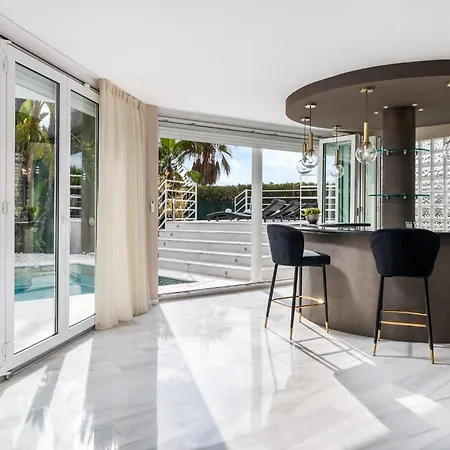 Tropical 4 Bdrm In Prime Location W Jacuzzi Marbella