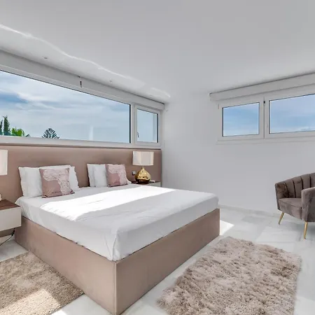 Tropical 4 Bdrm In Prime Location W Jacuzzi Apartment Marbella