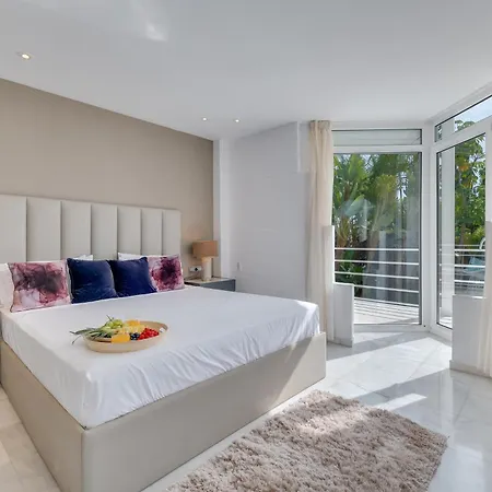 Tropical 4 Bdrm In Prime Location W Jacuzzi Apartment