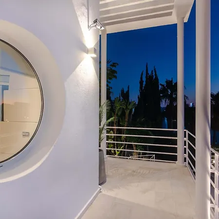 Tropical 4 Bdrm In Prime Location W Jacuzzi