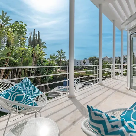 Tropical 4 Bdrm In Prime Location W Jacuzzi Apartment *