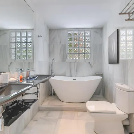 Tropical 4 Bdrm In Prime Location W Jacuzzi * Marbella
