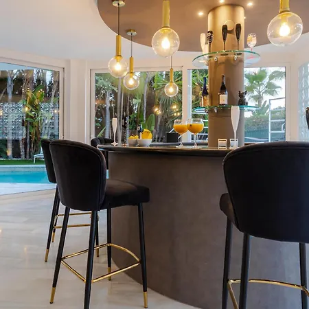 Tropical 4 Bdrm In Prime Location W Jacuzzi *